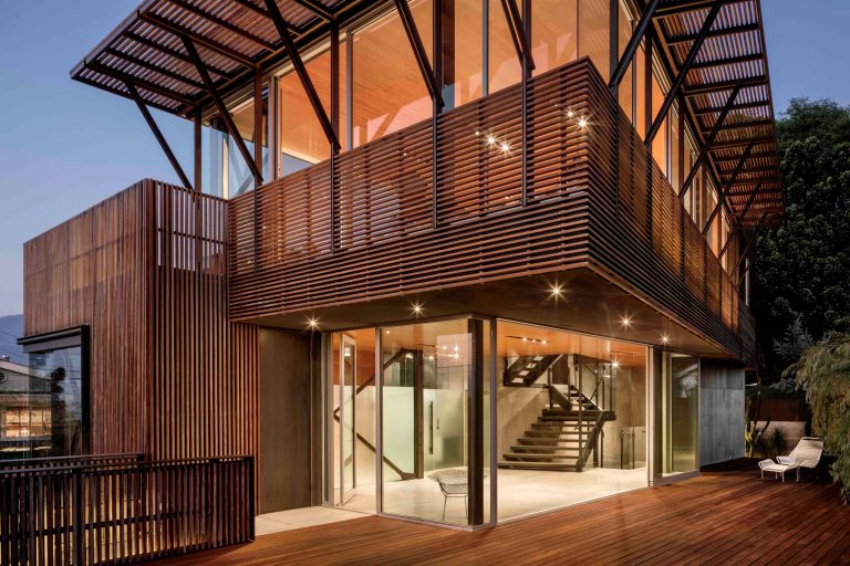 Example of an urban deck design in Santa Barbara