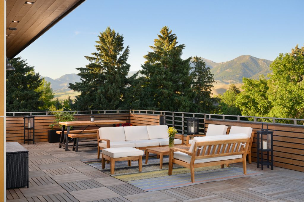 Example of an urban rooftop rooftop mixed material railing outdoor kitchen deck design in Other with no cover