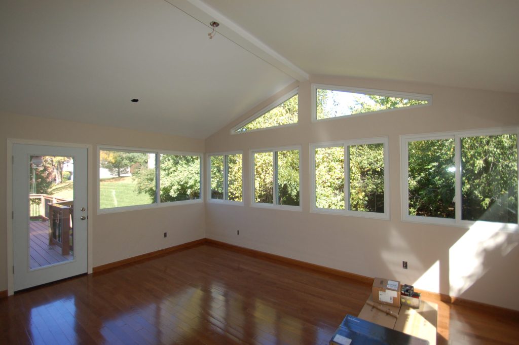 Fiberon Horizon Ipe Deck -Fiberon Tropics Railing - Deckorators Classic balusters 18' x 14' 4 Season Room with Oak Century Flooring in Autumn Ozark