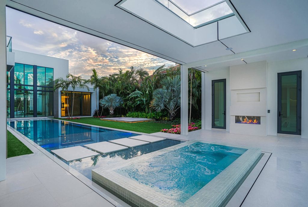 Hot tub - coastal courtyard rectangular hot tub idea in Miami