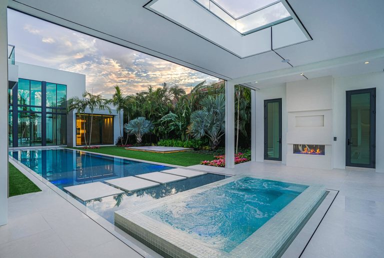 Hot tub - coastal courtyard rectangular hot tub idea in Miami