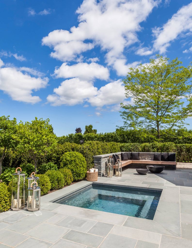 Hot tub - contemporary backyard hot tub idea in Miami