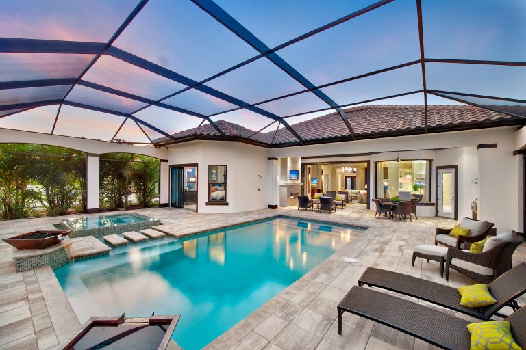 Hot tub - mediterranean rectangular hot tub idea in Miami