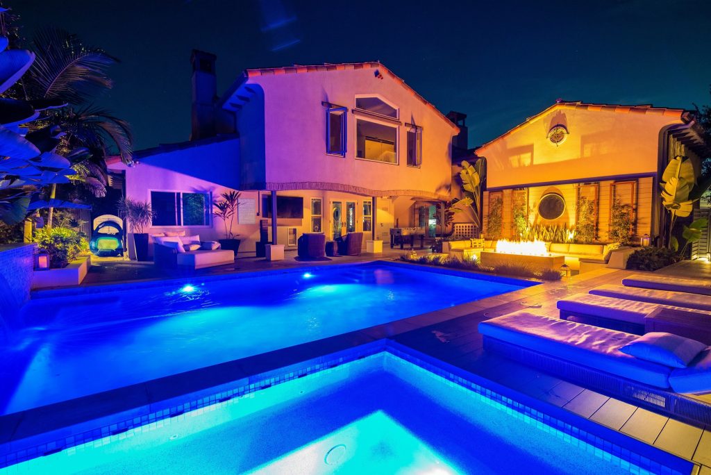 Hot tub - mid-sized contemporary backyard rectangular lap hot tub idea in Orange County with decking
