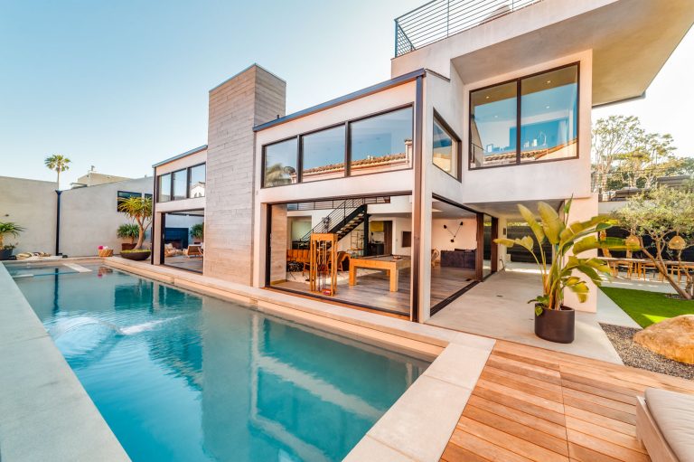 Hot tub - mid-sized contemporary side yard rectangular lap hot tub idea in Los Angeles with decking