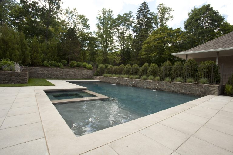 Hot tub - mid-sized modern backyard concrete paver and l-shaped lap hot tub idea in New York