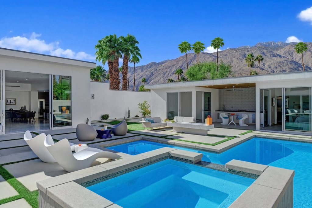 Hot tub - mid-sized modern backyard concrete paver and rectangular lap hot tub idea in Los Angeles