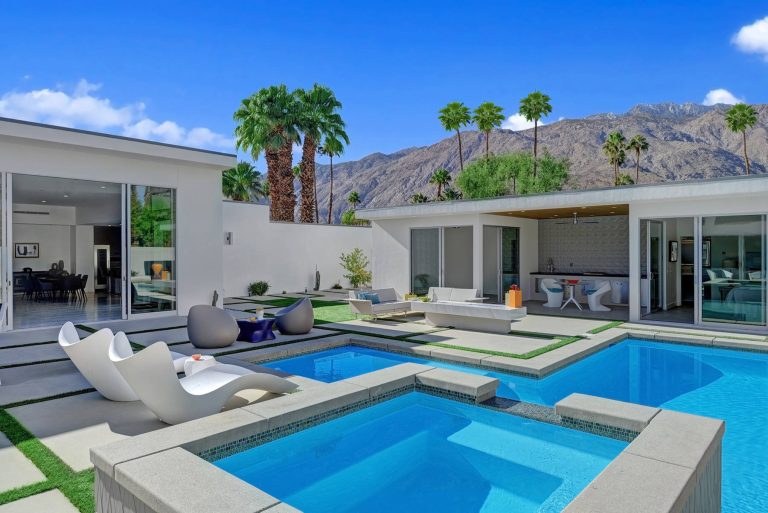 Hot tub - mid-sized modern backyard concrete paver and rectangular lap hot tub idea in Los Angeles