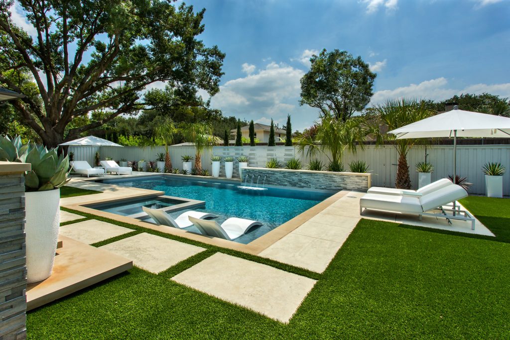 Hot tub - mid-sized modern backyard rectangular hot tub idea in Dallas