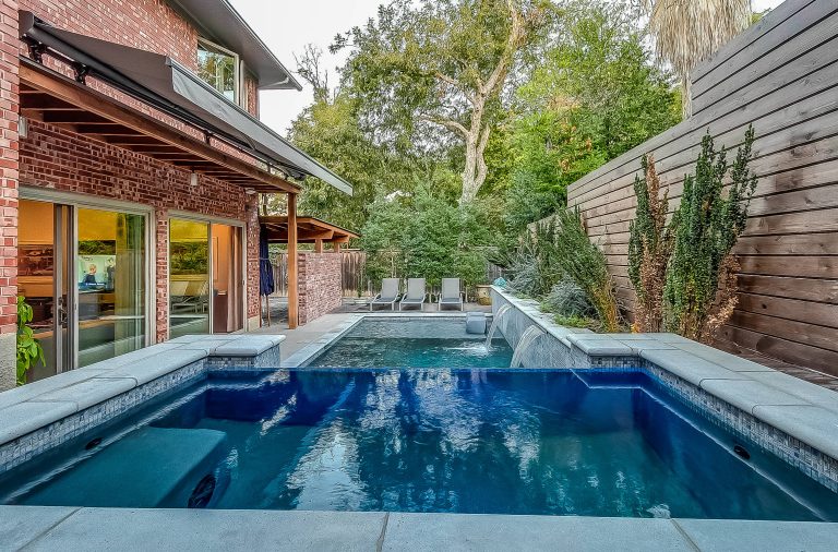 Hot tub - mid-sized transitional backyard rectangular and concrete infinity hot tub idea in Dallas