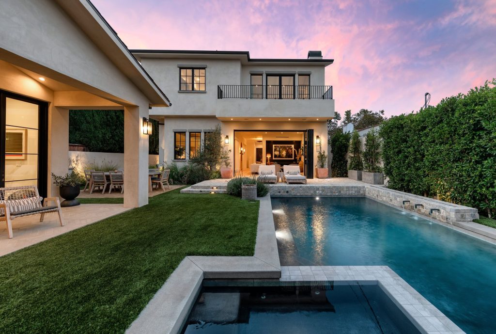 Hot tub - small transitional backyard custom-shaped hot tub idea in Los Angeles
