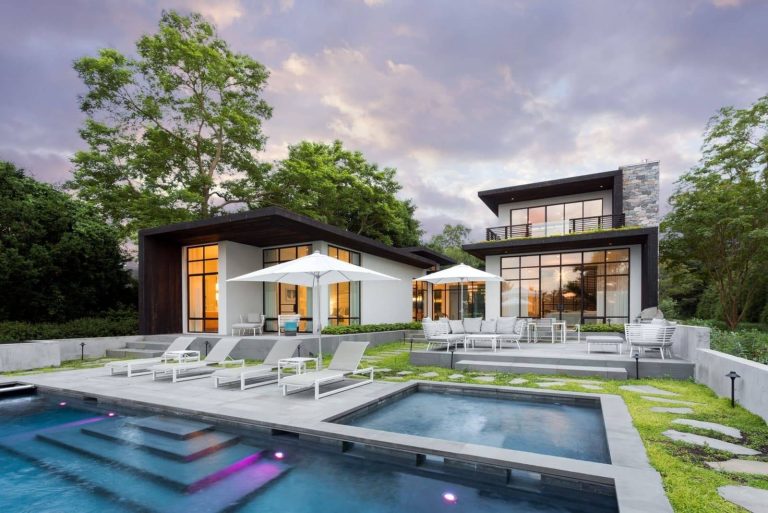 Huge trendy backyard concrete paver and rectangular lap hot tub photo in New York
