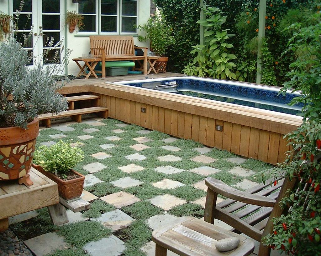Inspiration for a contemporary backyard landscaping in Los Angeles with decking.