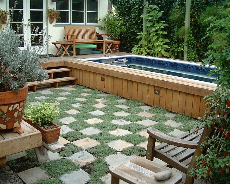 Inspiration for a contemporary backyard landscaping in Los Angeles with decking.