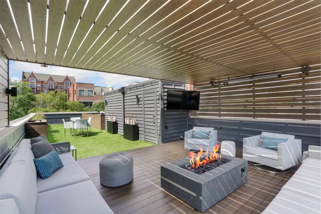 Inspiration for a contemporary deck remodel in Chicago