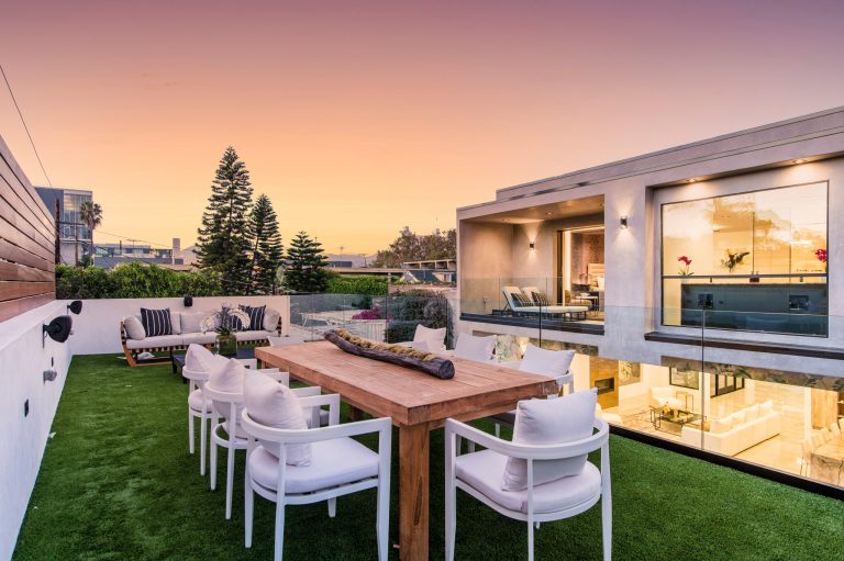 Inspiration for a contemporary deck remodel in Los Angeles