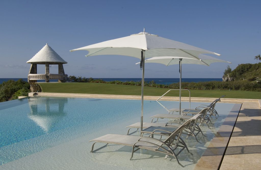 Inspiration for a contemporary infinity pool remodel in Miami