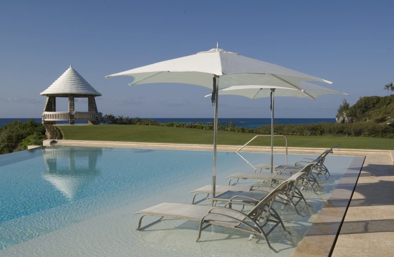 Inspiration for a contemporary infinity pool remodel in Miami