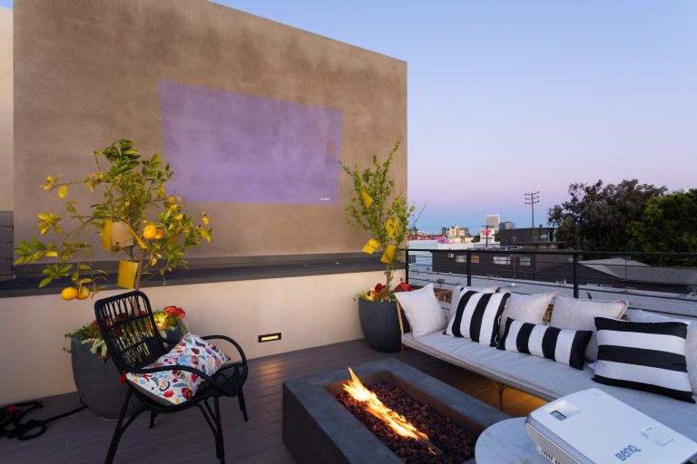 Inspiration for a contemporary rooftop deck remodel in Los Angeles with no cover