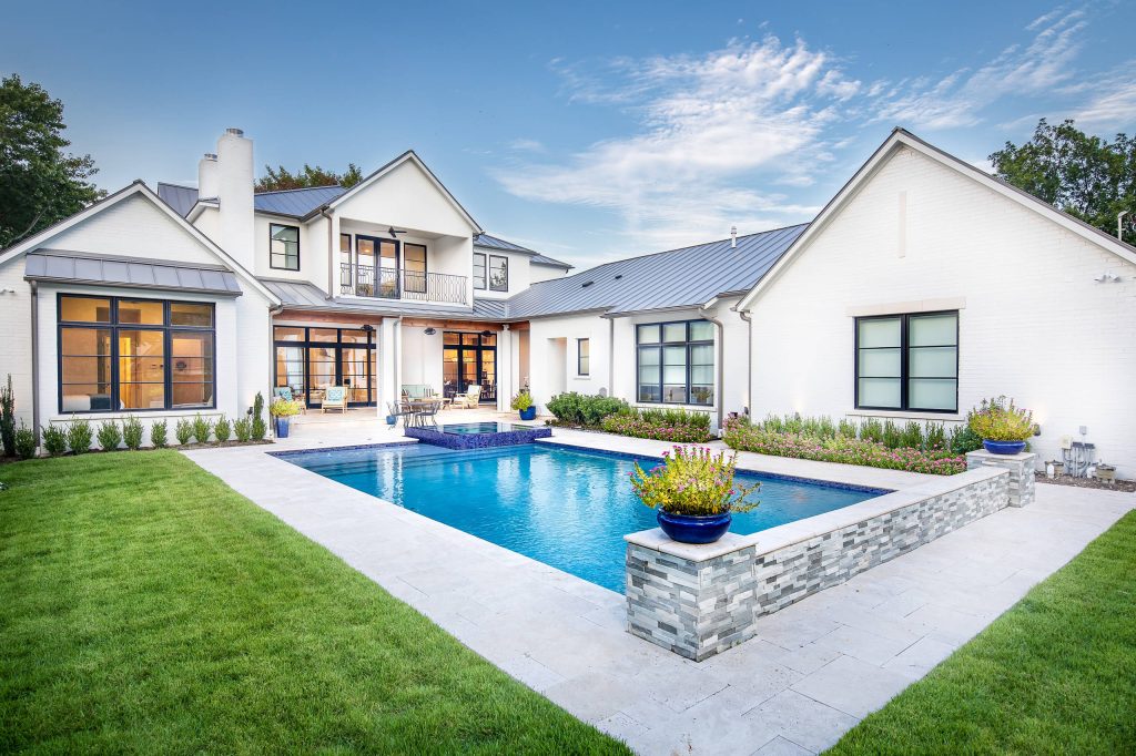 Inspiration for a farmhouse backyard rectangular hot tub remodel in Dallas