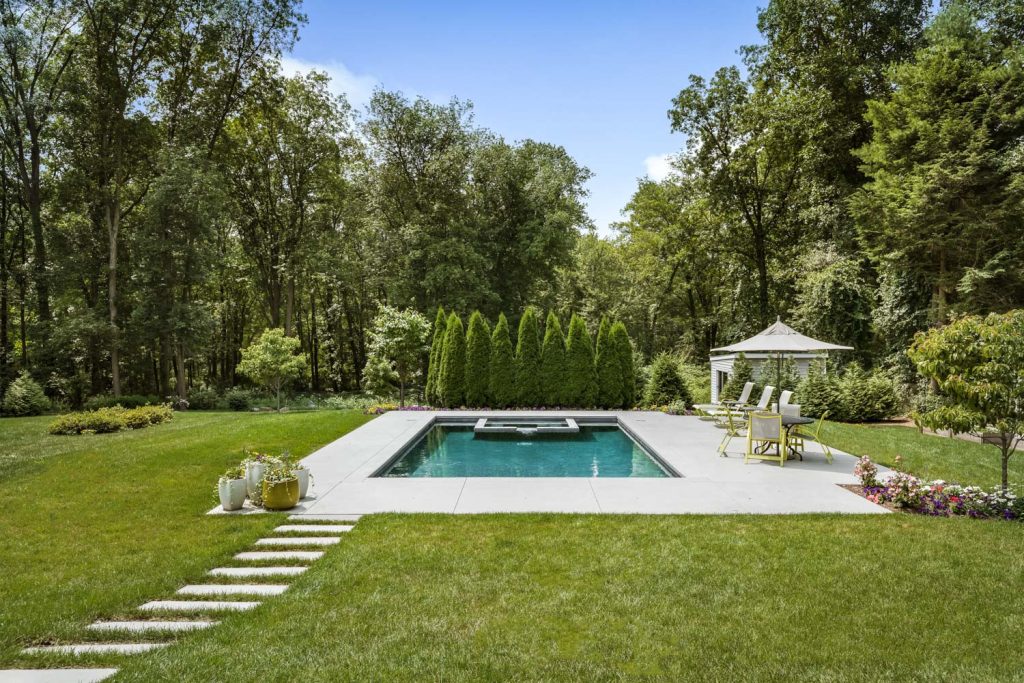 Inspiration for a farmhouse pool remodel in New York
