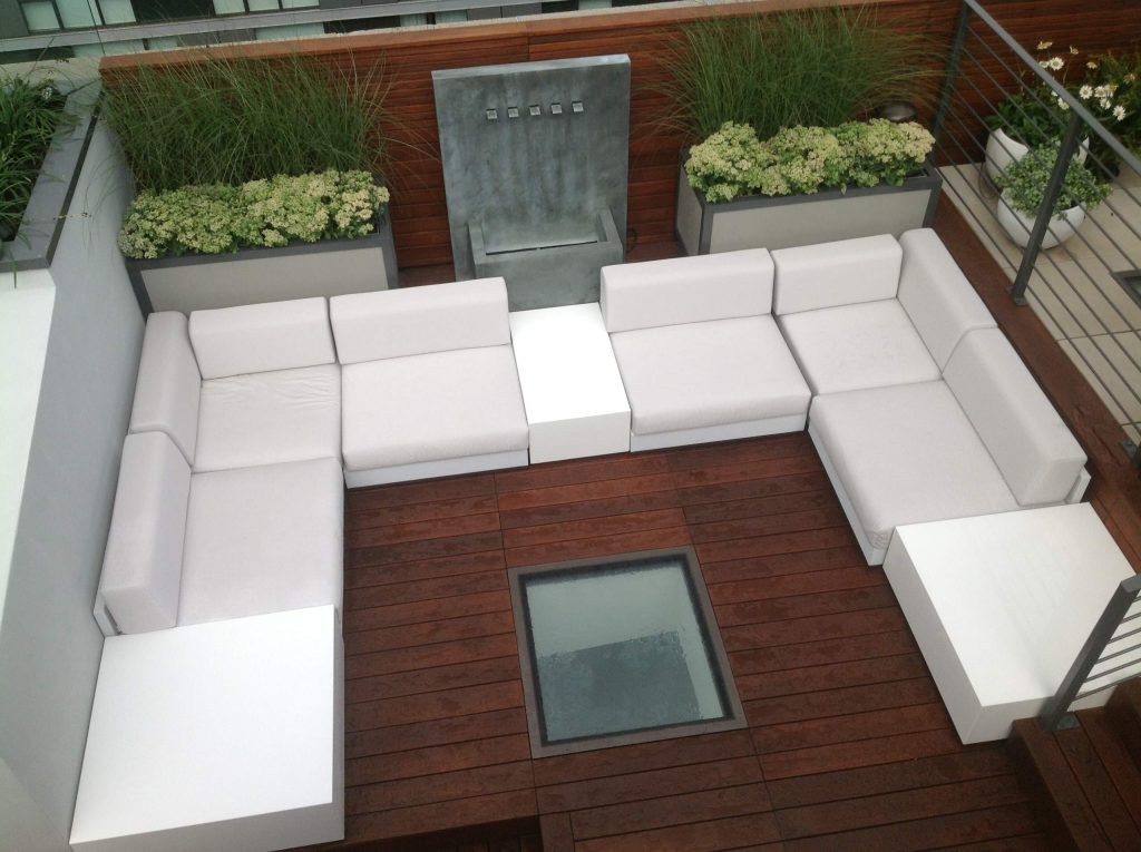 Inspiration for a large contemporary rooftop water fountain deck remodel in New York with no cover
