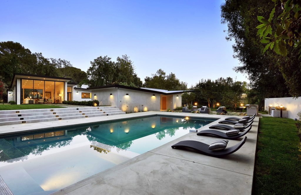 Inspiration for a large modern backyard rectangular and concrete lap hot tub remodel in Los Angeles