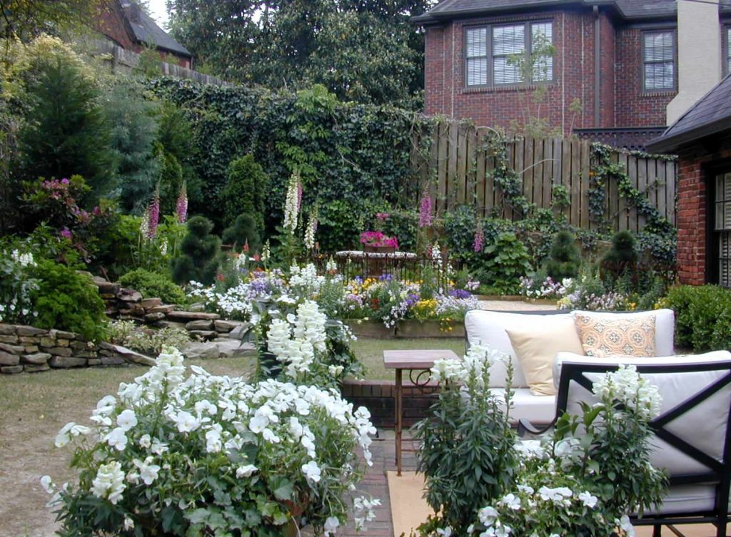 Inspiration for a large traditional backyard landscaping in Birmingham for summer.