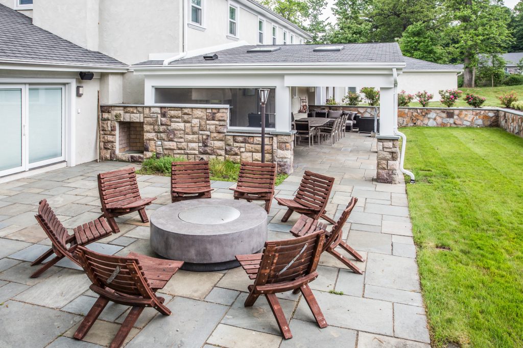 Inspiration for a large transitional backyard concrete paver patio kitchen remodel in New York with no cover