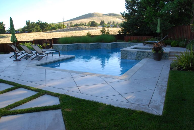Inspiration for a mid-sized contemporary backyard concrete paver and custom-shaped natural hot tub remodel in San Francisco