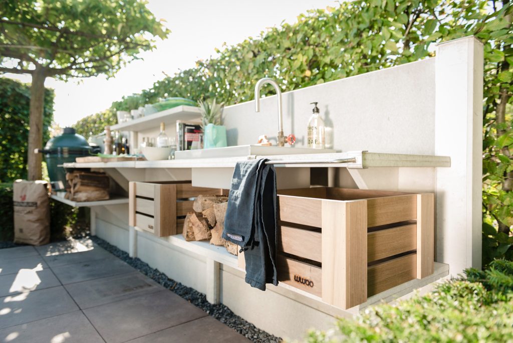 Inspiration for a mid-sized contemporary backyard concrete paver patio kitchen remodel in Los Angeles with no cover