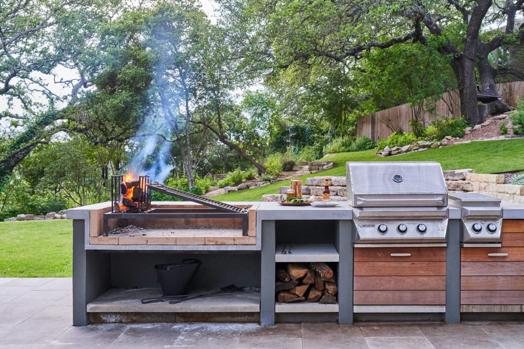 Inspiration for a mid-sized contemporary backyard patio kitchen remodel in Austin
