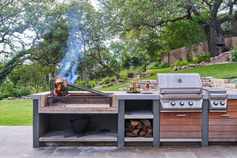 Inspiration for a mid-sized contemporary backyard patio kitchen remodel in Austin