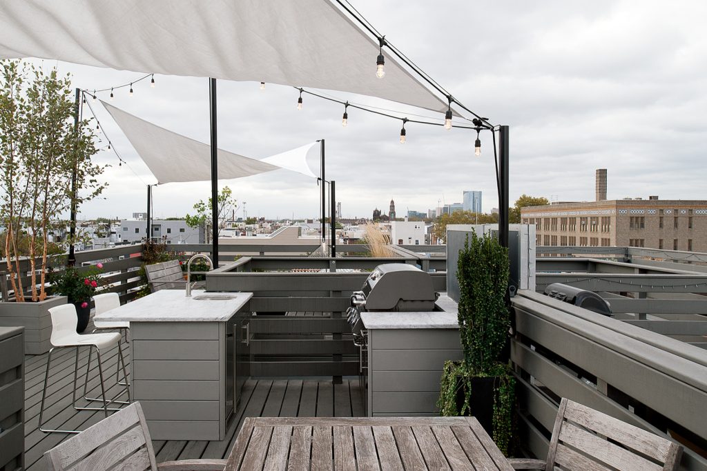Inspiration for a mid-sized contemporary rooftop outdoor kitchen deck remodel in Philadelphia with an awning