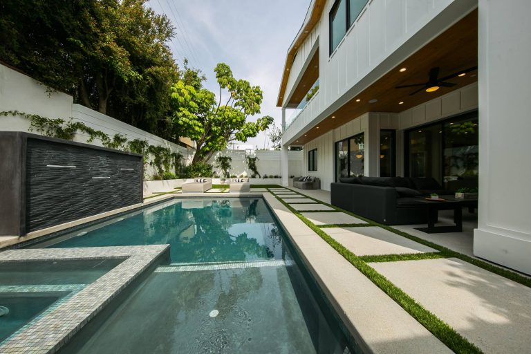 Inspiration for a mid-sized cottage pool remodel in Los Angeles