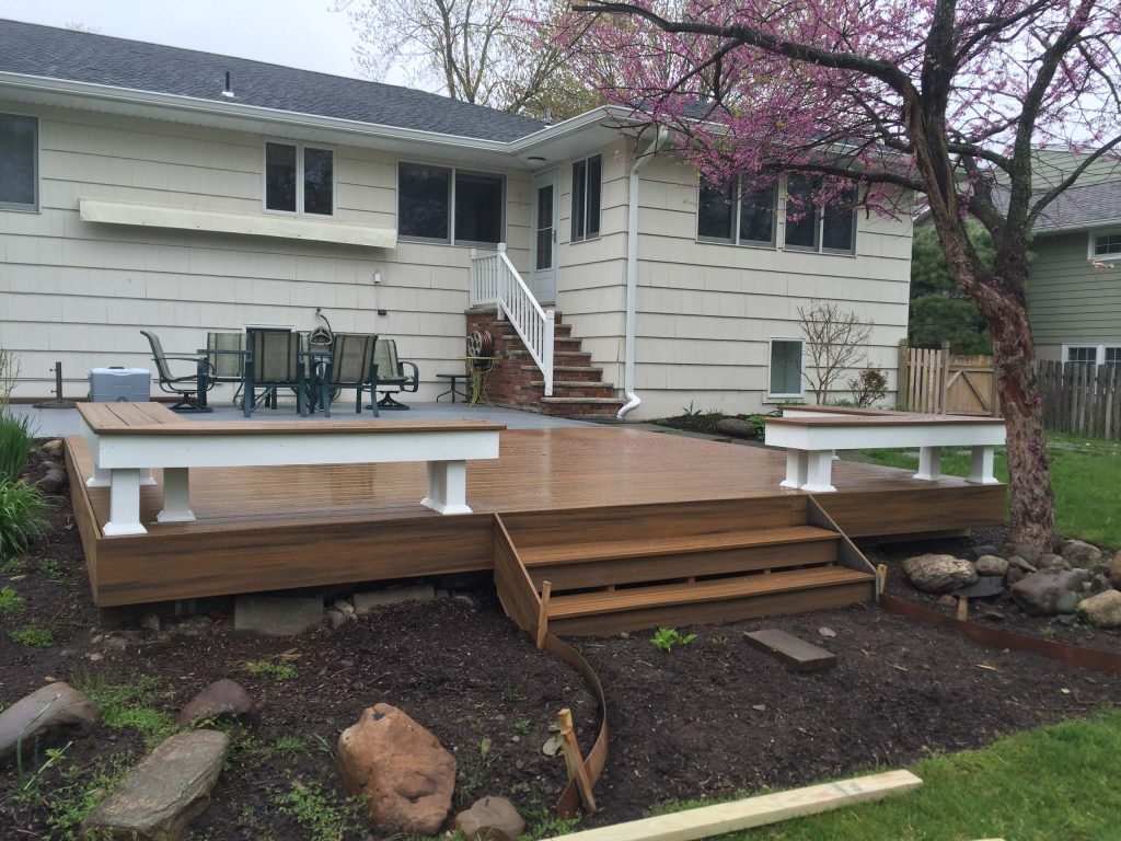 Inspiration for a mid-sized modern backyard deck remodel in New York with no cover