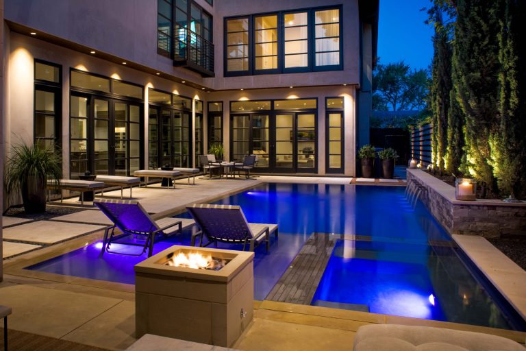 Inspiration for a mid-sized modern courtyard rectangular infinity pool house remodel in Dallas with decking