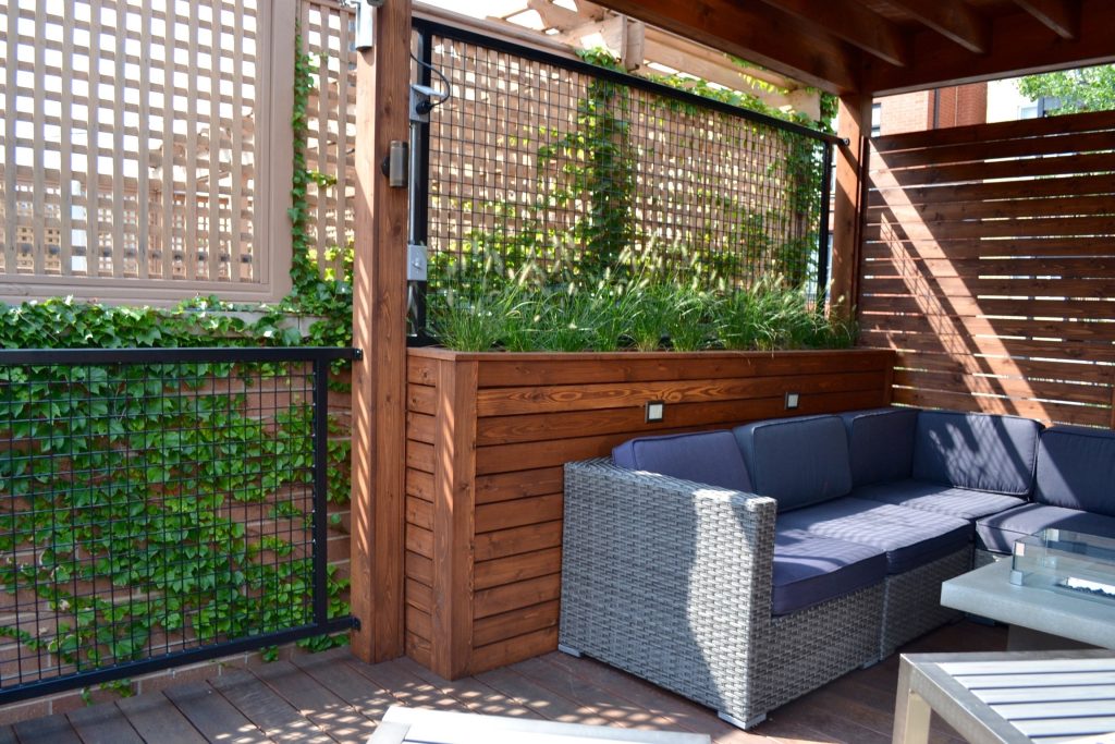 Inspiration for a mid-sized modern rooftop outdoor kitchen deck remodel in Chicago with an awning