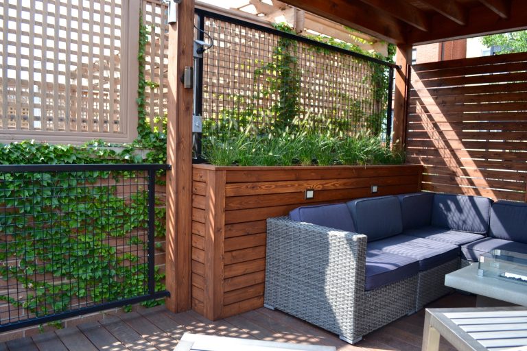Inspiration for a mid-sized modern rooftop outdoor kitchen deck remodel in Chicago with an awning