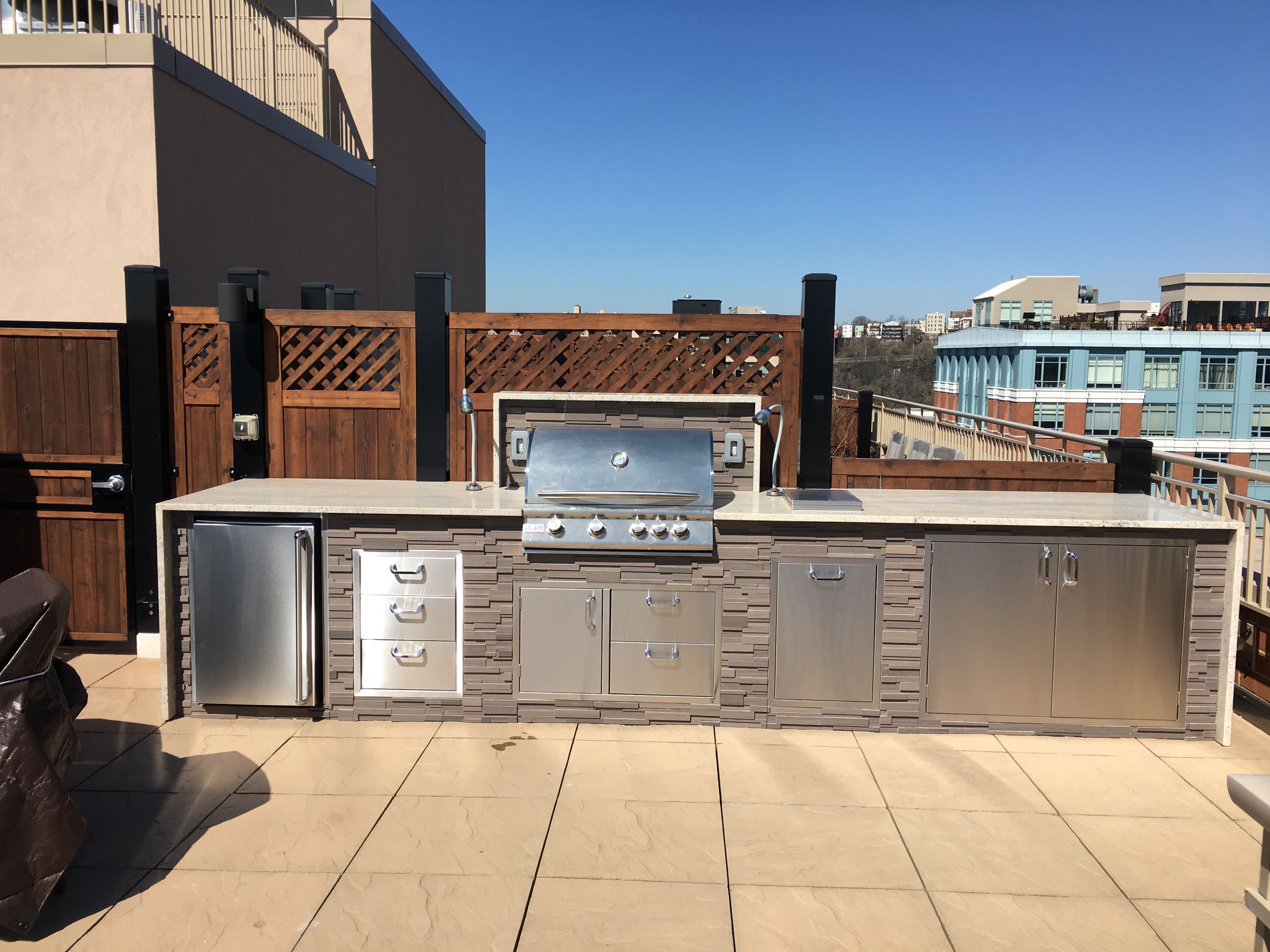 Inspiration for a mid-sized modern rooftop outdoor kitchen deck remodel in New York with no cover