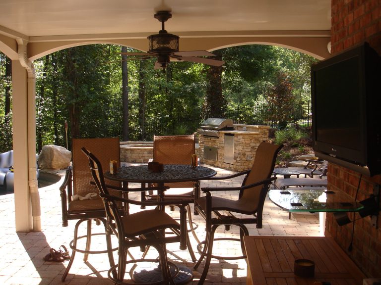 Inspiration for a mid-sized timeless backyard brick patio kitchen remodel in Atlanta with a roof extension