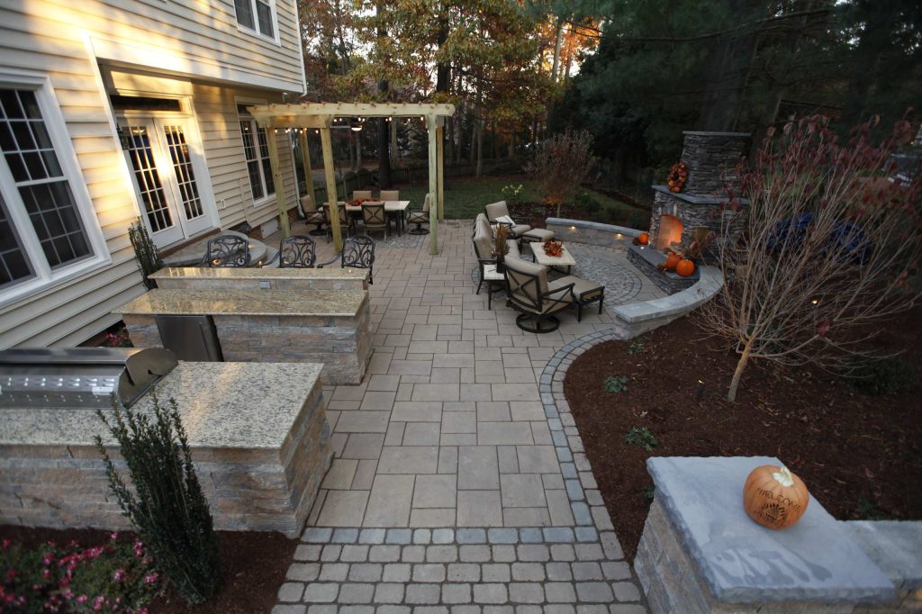 Inspiration for a mid-sized timeless backyard brick patio kitchen remodel in Richmond with a pergola