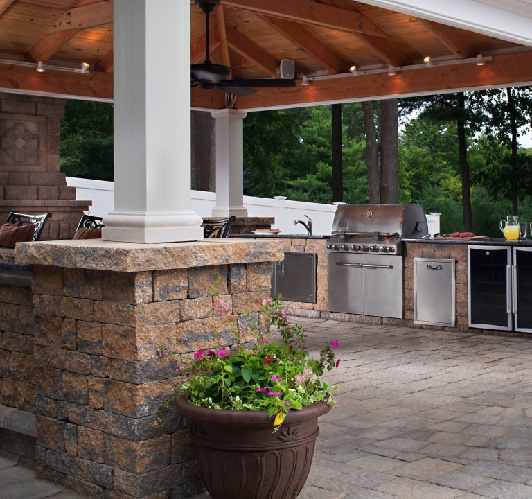Inspiration for a mid-sized timeless backyard concrete paver patio kitchen remodel in Austin with a roof extension