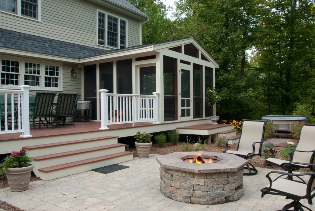 Inspiration for a mid-sized timeless backyard deck remodel in Manchester with a fire pit and no cover