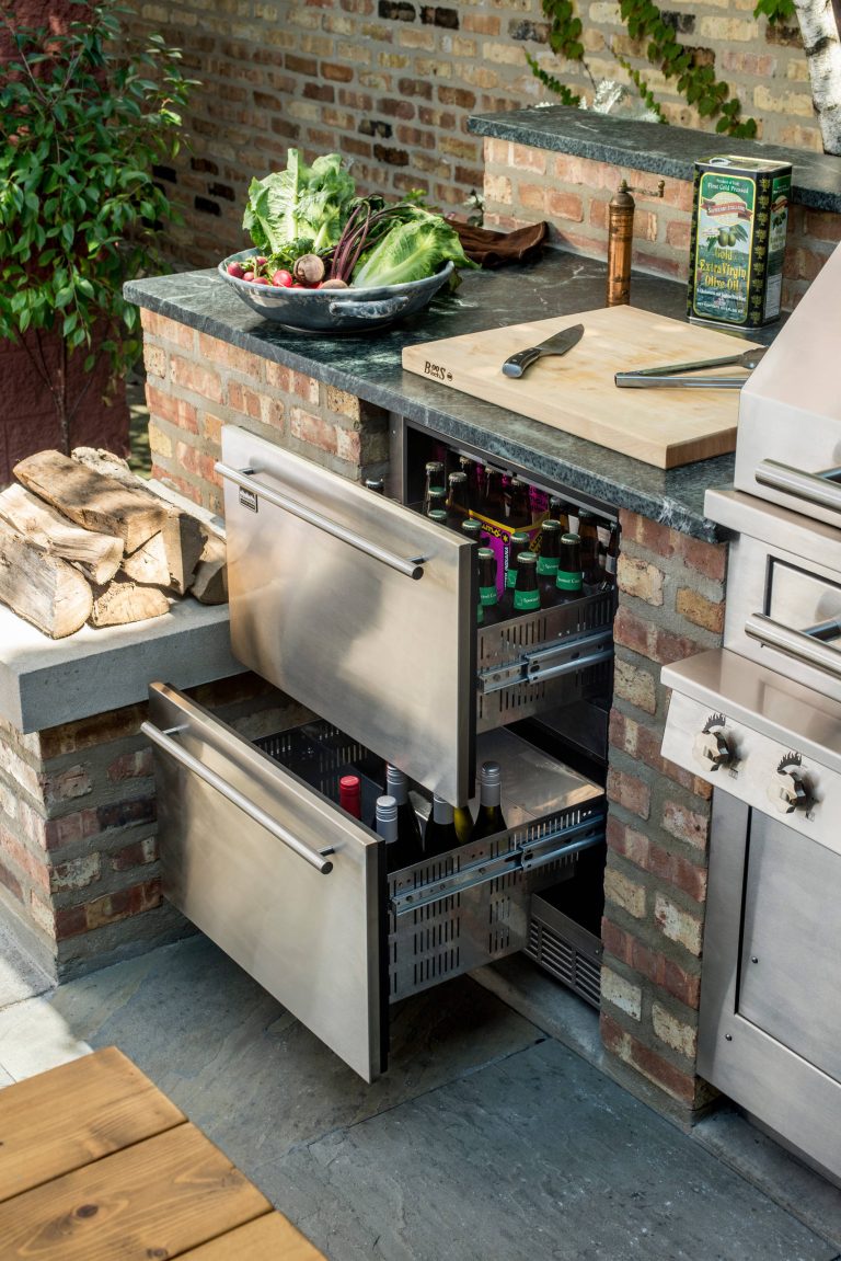 Inspiration for a mid-sized timeless backyard patio kitchen remodel in Chicago with no cover