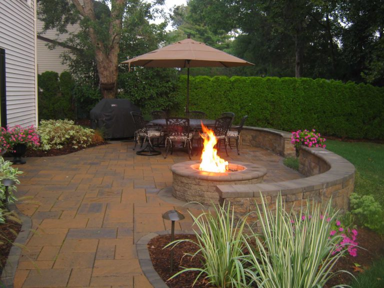 Inspiration for a mid-sized timeless backyard stone patio kitchen remodel in New York with no cover