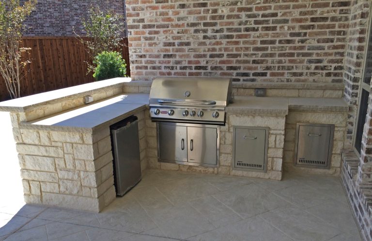 Inspiration for a mid-sized timeless backyard tile patio kitchen remodel in Dallas with a roof extension