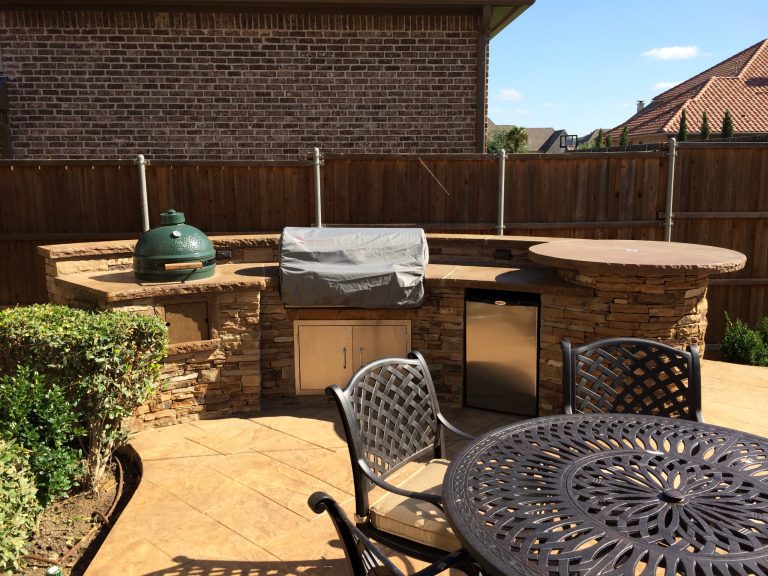 Inspiration for a mid-sized timeless backyard tile patio kitchen remodel in Dallas with no cover