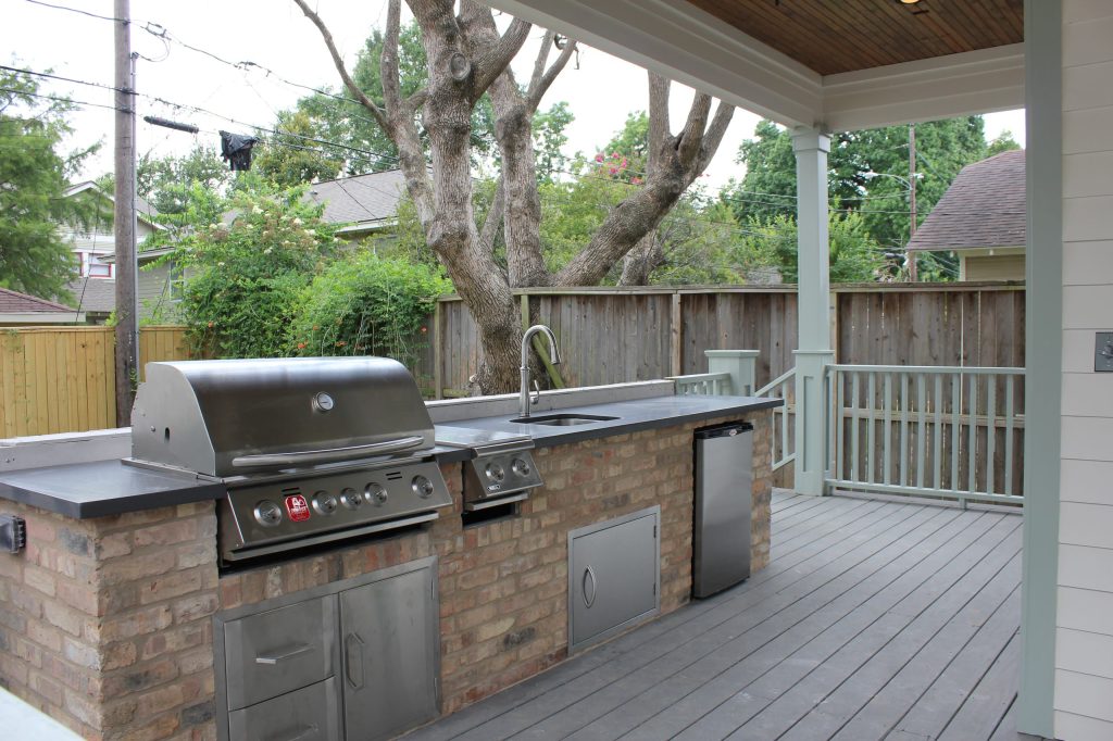 Inspiration for a mid-sized transitional backyard outdoor kitchen deck remodel in Houston with a roof extension