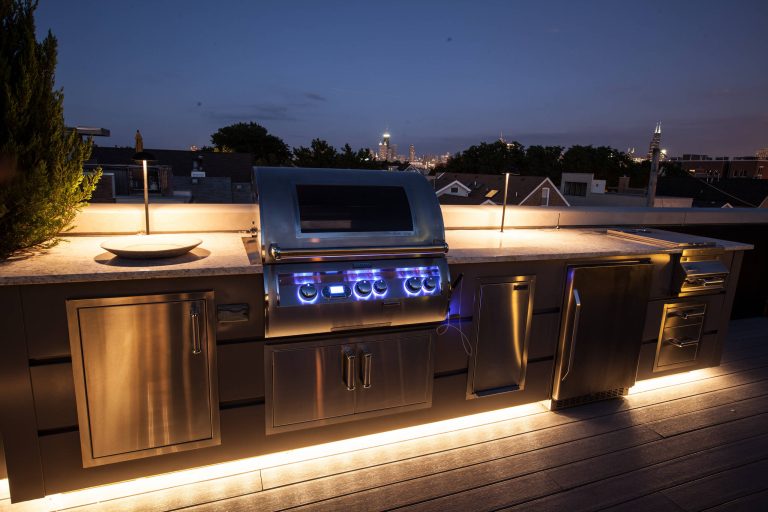 Inspiration for a mid-sized transitional backyard outdoor kitchen deck remodel in Los Angeles with no cover